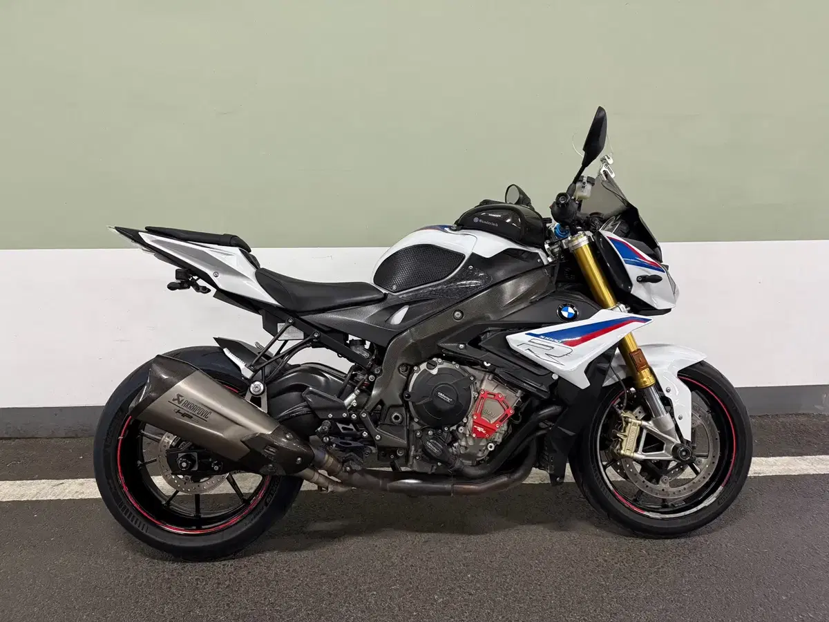 18년식 BMW S1000R 상태A급 판매합니다.